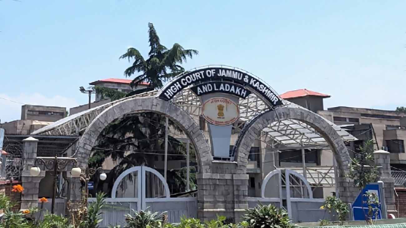 J&K High Court Quashes Termination Order of Devika Urban Cooperative Bank Employee, Directs Reinstatement J&K High Court Quashes Termination Order of Devika Urban Cooperative Bank Employee, Directs Reinstatement